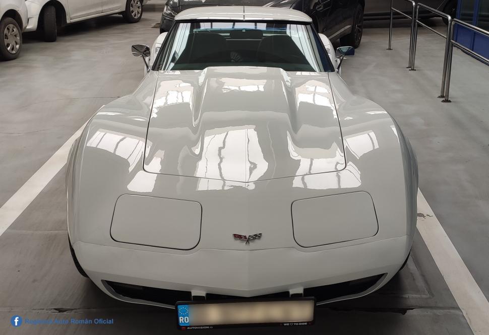 Chevrolet Corvette din 1977, "unul dintre simbolurile industriei auto americane", fotografiat de inginerii RAR din București 821726