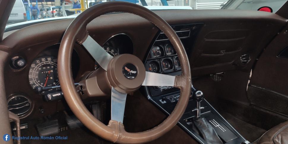 Chevrolet Corvette din 1977, "unul dintre simbolurile industriei auto americane", fotografiat de inginerii RAR din București 821727