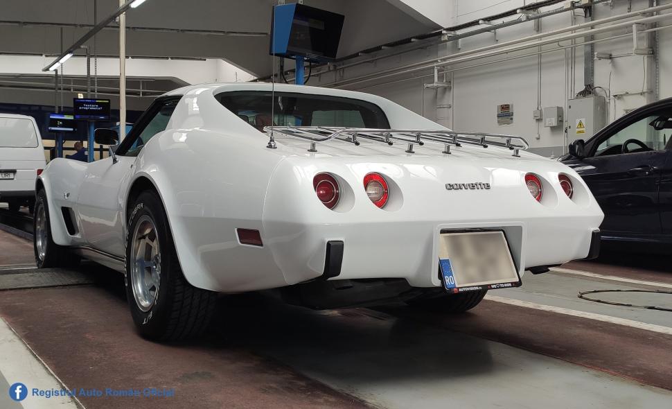 Chevrolet Corvette din 1977, "unul dintre simbolurile industriei auto americane", fotografiat de inginerii RAR din București 821728