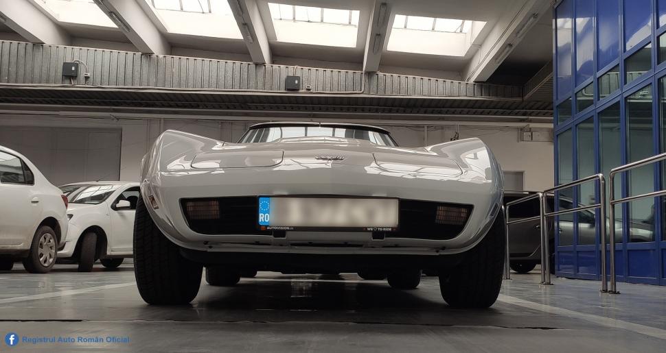 Chevrolet Corvette din 1977, "unul dintre simbolurile industriei auto americane", fotografiat de inginerii RAR din București 821731
