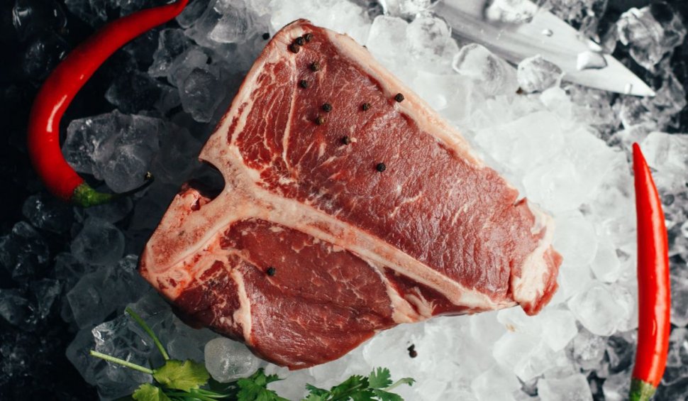 Cum se decongelează corect şi sănătos carnea. Metoda clasică duce la dezvoltarea şi multiplicarea bacteriilor
