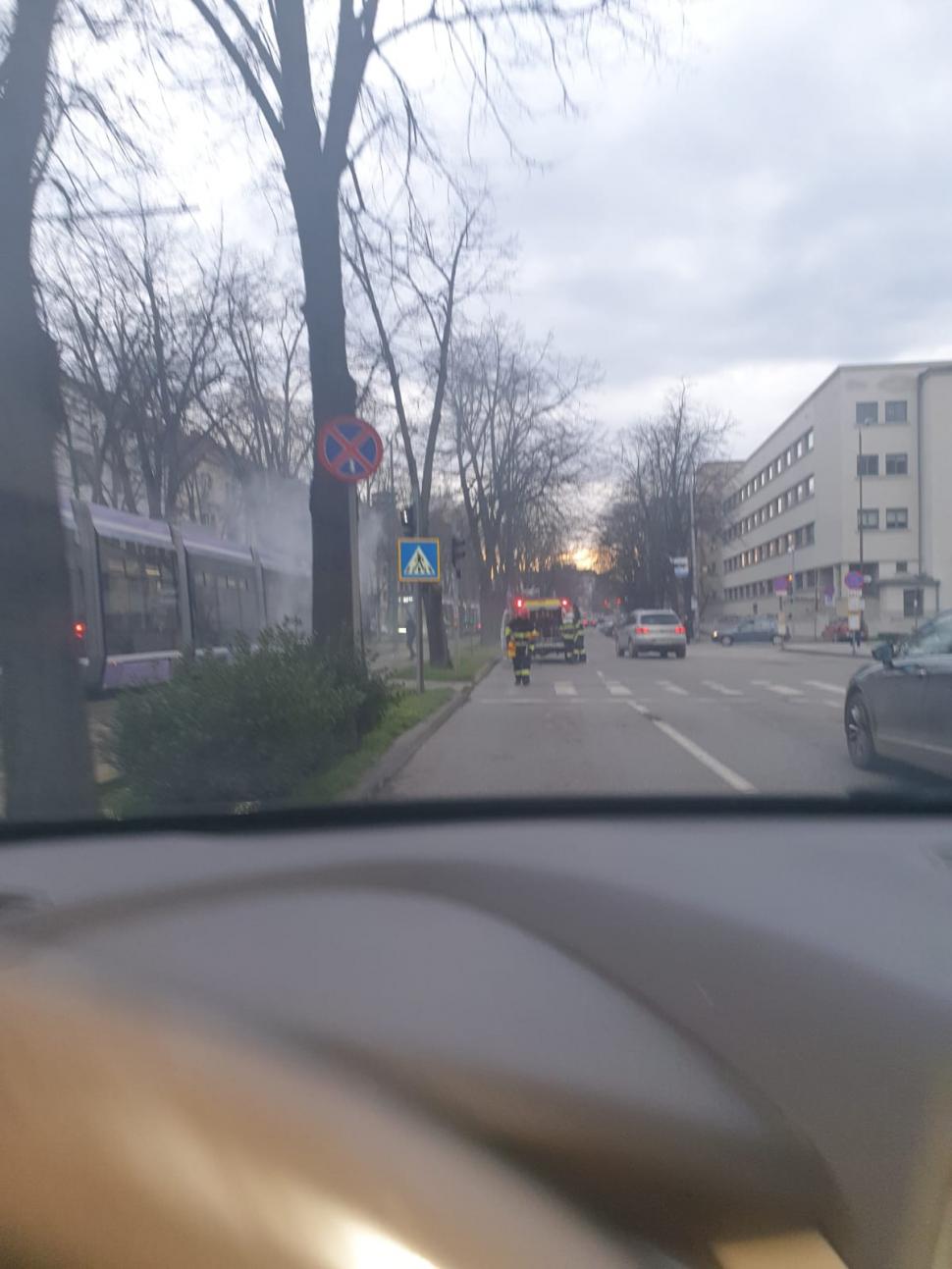 Unul dintre noile tramvaie turcești aduse la Timișoara a luat foc în mers. Înăuntru se aflau 15 de călători 821696