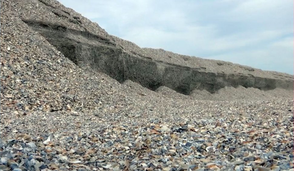 Dune de nisip mai mari de un metru pe plaja din Mamaia. Valurile și furtunile din timpul iernii au afectat plaja