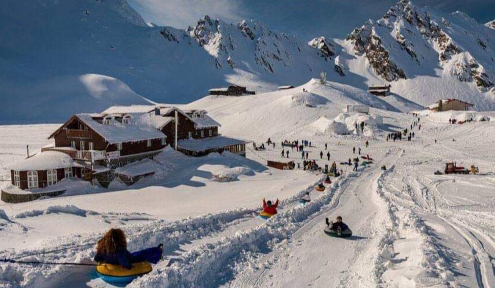 Ibiza din Munții Făgăraș: petreceri fierbinți la Hotelul de Gheață, până în aprilie 821877