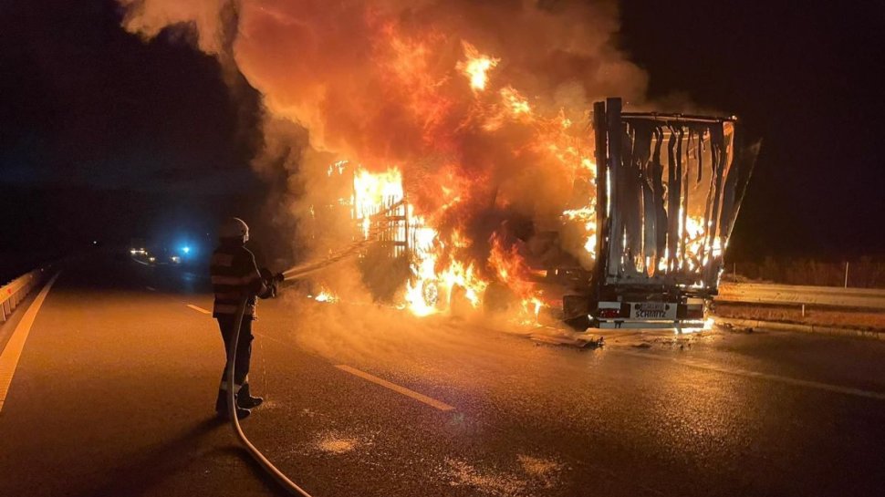 Incendiu pe Autostrada A3! Traficul este restricționat după ce un TIR a luat foc