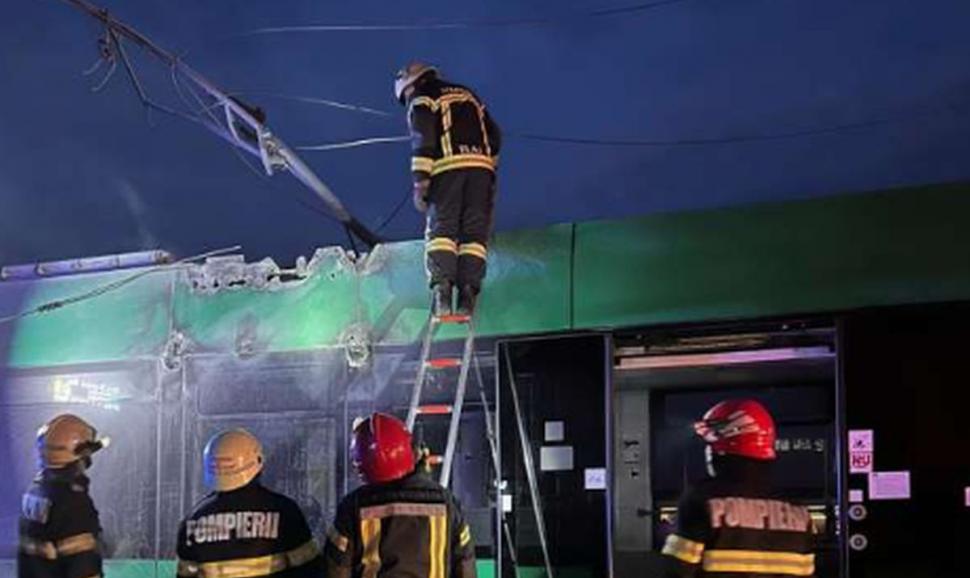 Un tramvai nou Imperio a luat foc în Arad, după ce pantograful a rupt firul