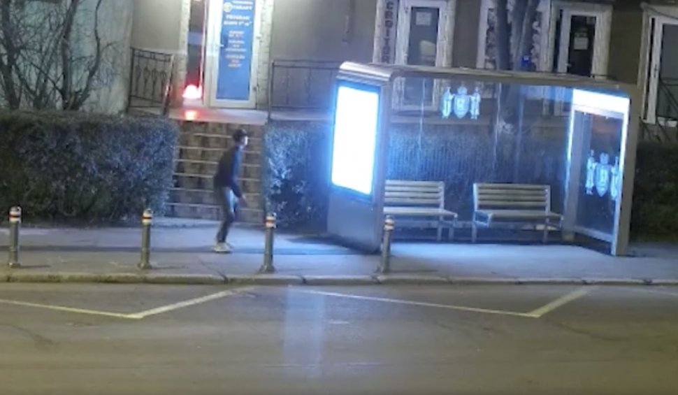 Copil de 12 ani, surprins în timp ce vandaliza o stație de autobuz din Constanța. Primăria a publicat imaginile