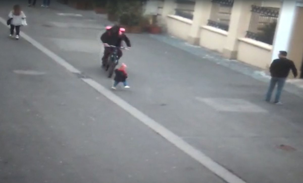 Curier pe bicicletă reţinut, după ce a lovit o fetiţă de doi ani pe o stradă din Timişoara