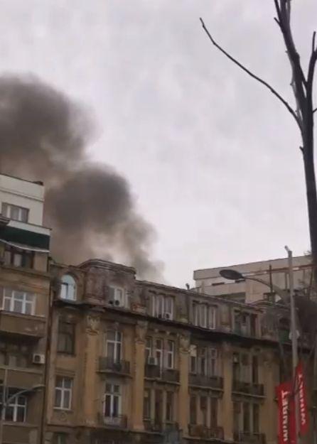 Panică în centrul Bucureştiului, după ce un magazin a luat foc 822092