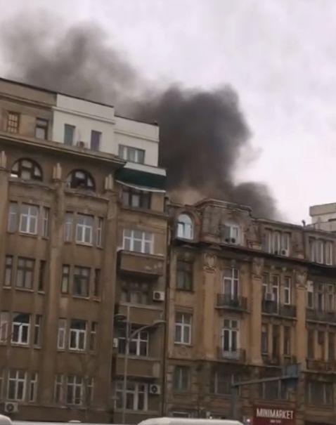 Panică în centrul Bucureştiului, după ce un magazin a luat foc 822093