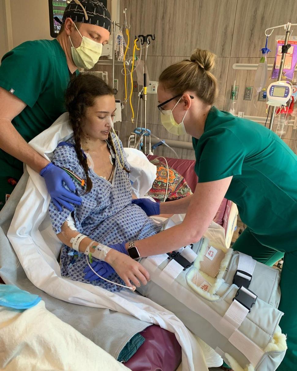 "Am intrat în moarte clinică de trei ori". Povestea tinerei care și-a pierdut ambele picioare după ce a făcut Covid-19 822000