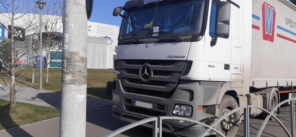 Un șofer și-a lăsat camionul parcat pe trotuarul din fața unui mall, în București. Primarul Sectorului 2: "Cât de mare să fie amenda pentru o asemenea nesimţire?" 822107