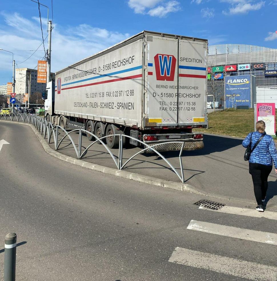 Un șofer și-a lăsat camionul parcat pe trotuarul din fața unui mall, în București. Primarul Sectorului 2: "Cât de mare să fie amenda pentru o asemenea nesimţire?" 822109