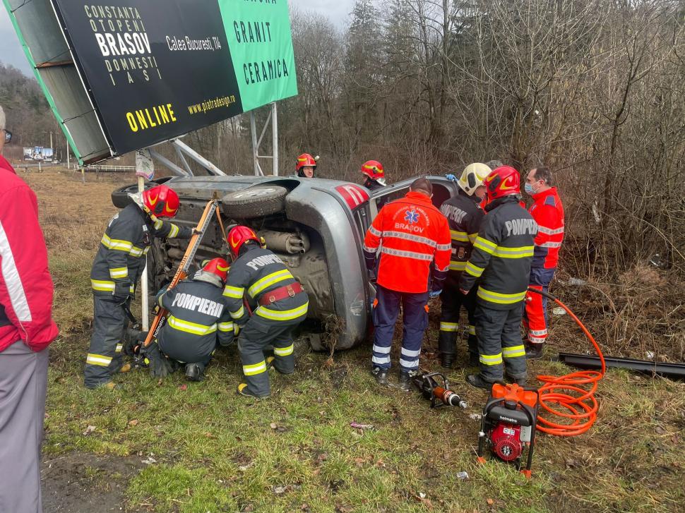 Trafic blocat pe DN1, din cauza unei mașini care s-a răsturnat. O persoană a rămas încarcerată 822194