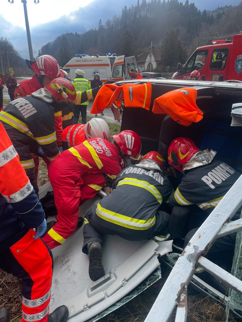 Trafic blocat pe DN1, din cauza unei mașini care s-a răsturnat. O persoană a rămas încarcerată 822195
