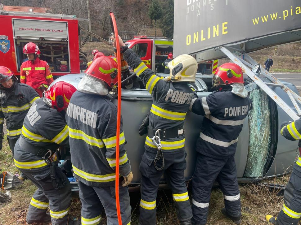 Trafic blocat pe DN1, din cauza unei mașini care s-a răsturnat. O persoană a rămas încarcerată 822196