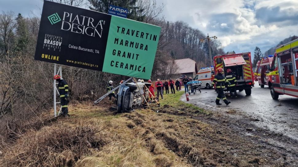 Trafic blocat pe DN1, din cauza unei mașini care s-a răsturnat. O persoană a rămas încarcerată 822197