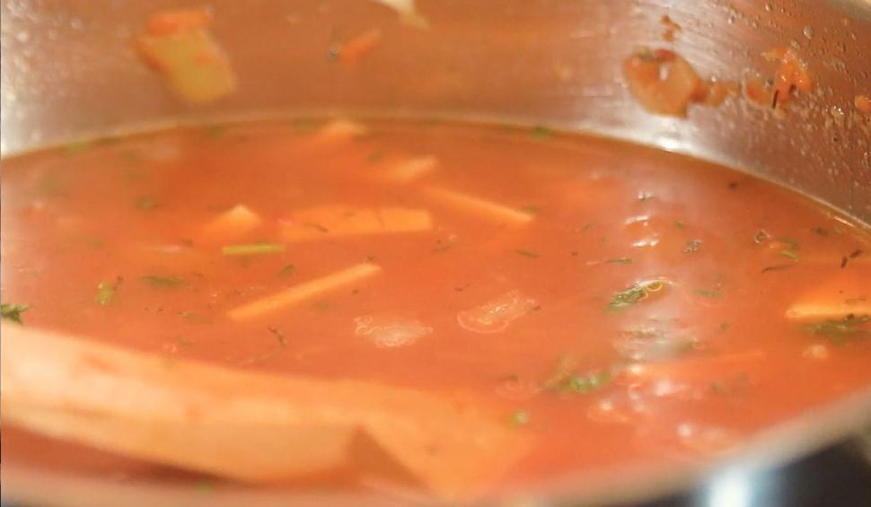 Borş de fasole cu mămăligă, reţeta lui Daniel Buzdugan în ediţia 5 "Gătit la costum", sezonul 4 821802