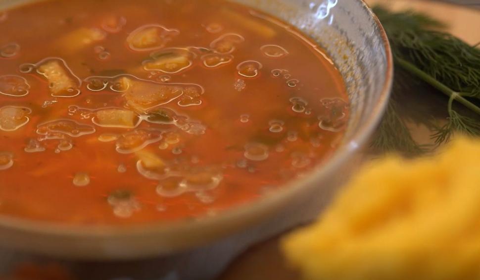 Borş de fasole cu mămăligă, reţeta lui Daniel Buzdugan în ediţia 5 "Gătit la costum", sezonul 4 821803