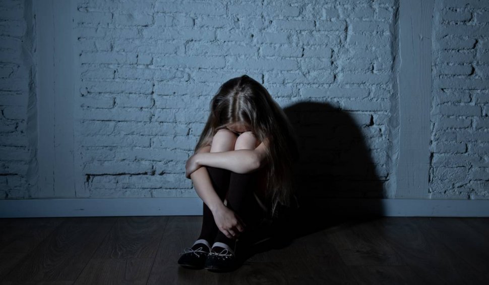 O fetiță de 11 ani ar fi fost amenințată cu un cuțit și abuzată de un grup de șase minori, în Spania