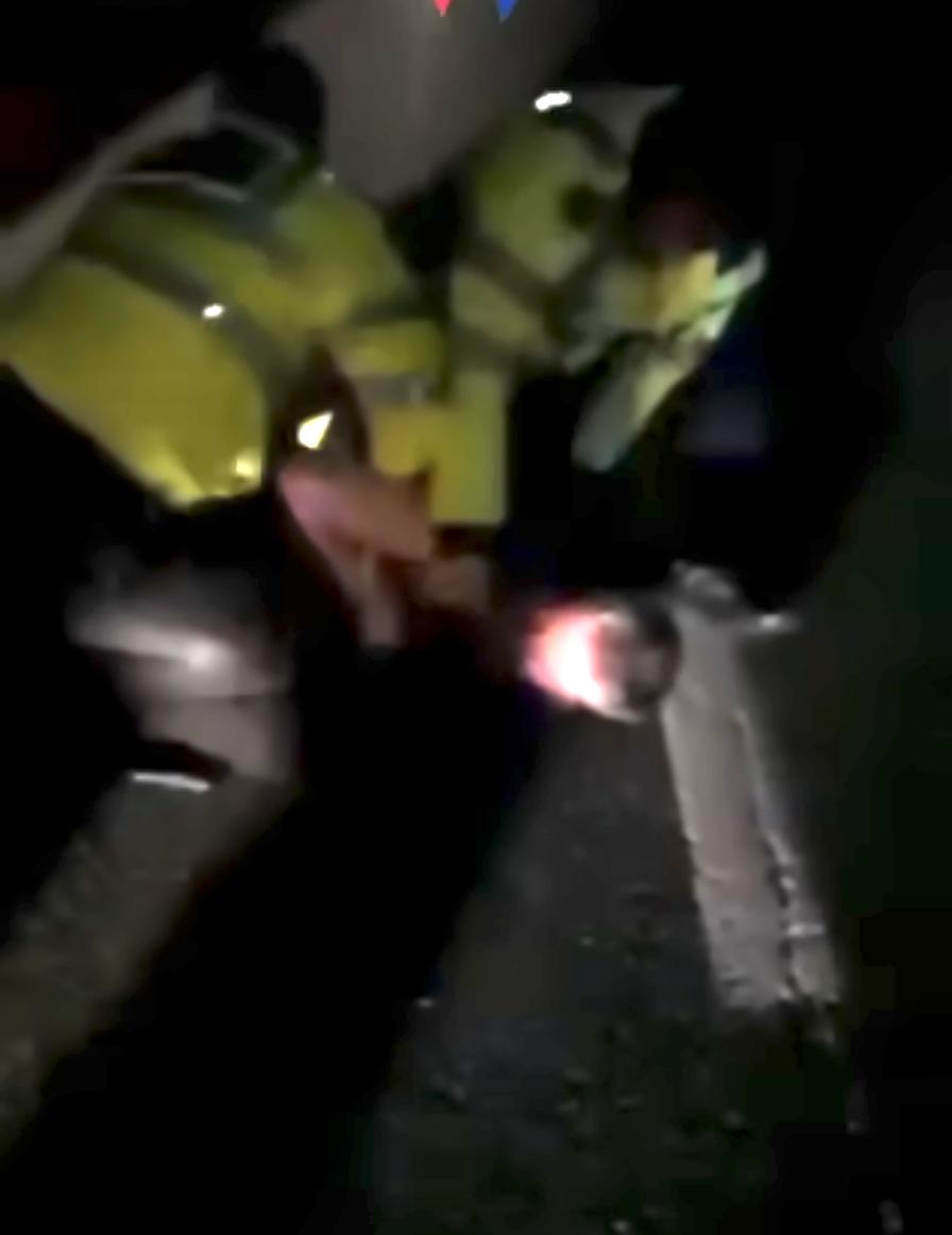 Șofer ucrainean beat, dat jos cu forța de agenții de poliție, în Bacău | Transporta 30 de tone de combustibil 822259