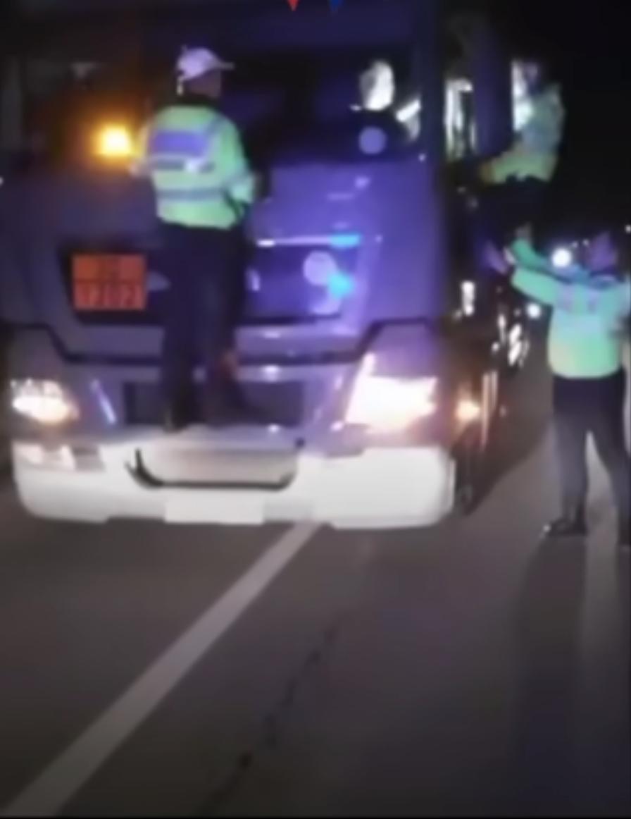 Șofer ucrainean beat, dat jos cu forța de agenții de poliție, în Bacău | Transporta 30 de tone de combustibil 822260