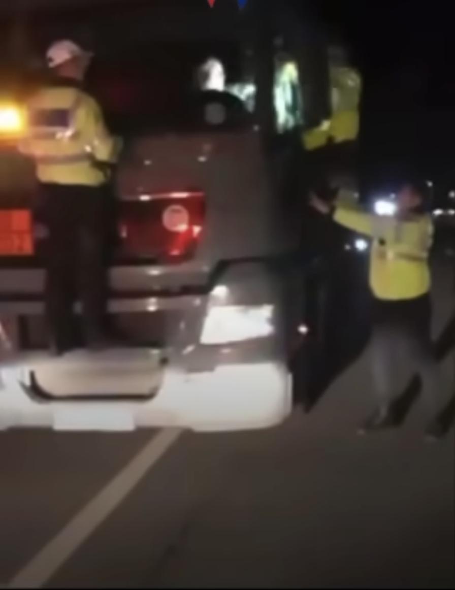 Șofer ucrainean beat, dat jos cu forța de agenții de poliție, în Bacău | Transporta 30 de tone de combustibil 822261