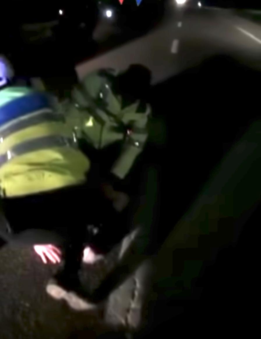 Șofer ucrainean beat, dat jos cu forța de agenții de poliție, în Bacău | Transporta 30 de tone de combustibil 822263