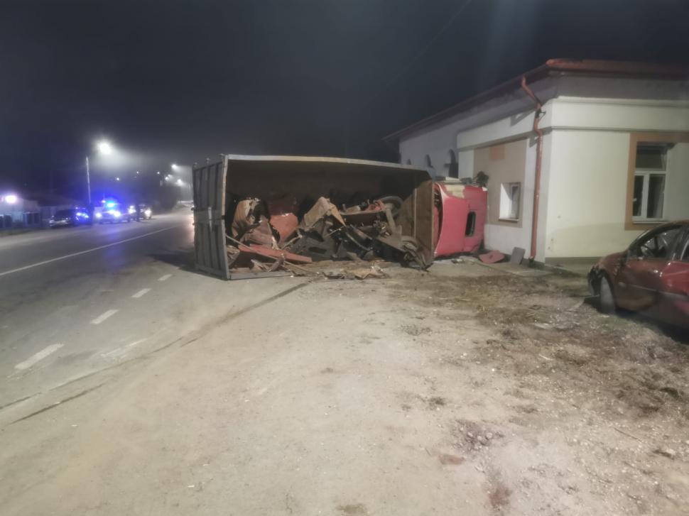 Un autotren încărcat cu fier vechi s-a răsturnat pe o şosea din Giurgiu. O maşină parcată în zonă a fost avariată 822480