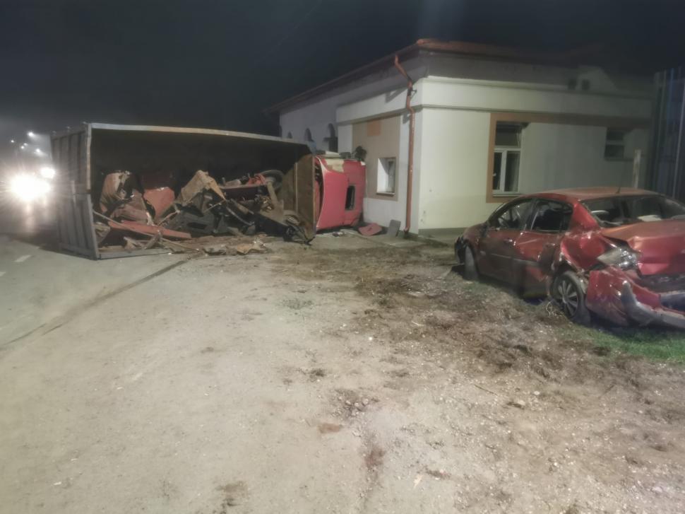 Un autotren încărcat cu fier vechi s-a răsturnat pe o şosea din Giurgiu. O maşină parcată în zonă a fost avariată 822481