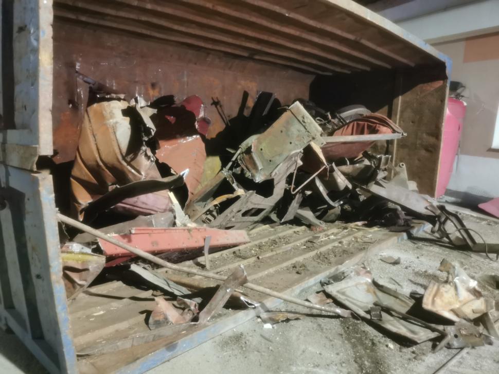 Un autotren încărcat cu fier vechi s-a răsturnat pe o şosea din Giurgiu. O maşină parcată în zonă a fost avariată 822482