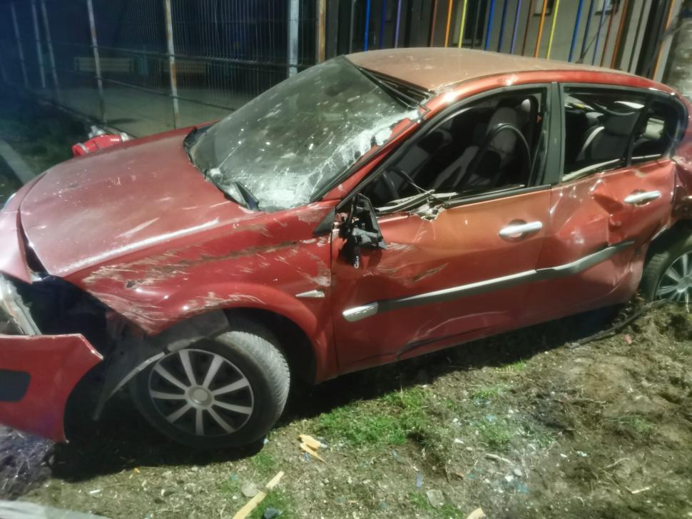 Un autotren încărcat cu fier vechi s-a răsturnat pe o şosea din Giurgiu. O maşină parcată în zonă a fost avariată 822483