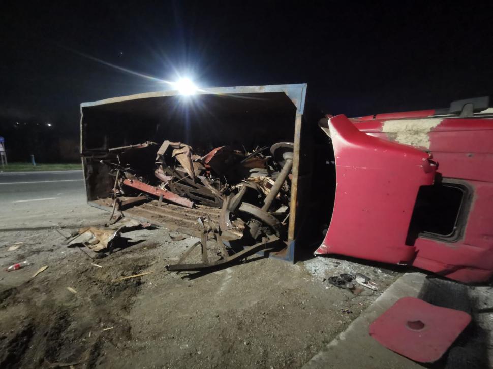 Un autotren încărcat cu fier vechi s-a răsturnat pe o şosea din Giurgiu. O maşină parcată în zonă a fost avariată 822484