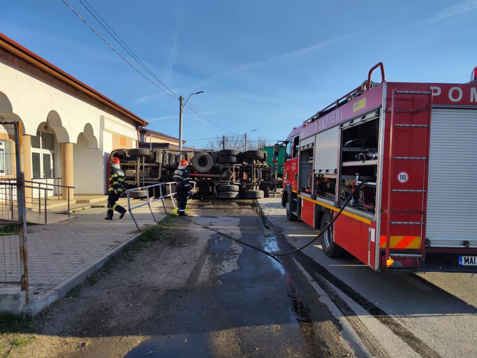 Un autotren încărcat cu fier vechi s-a răsturnat pe o şosea din Giurgiu. O maşină parcată în zonă a fost avariată 822485
