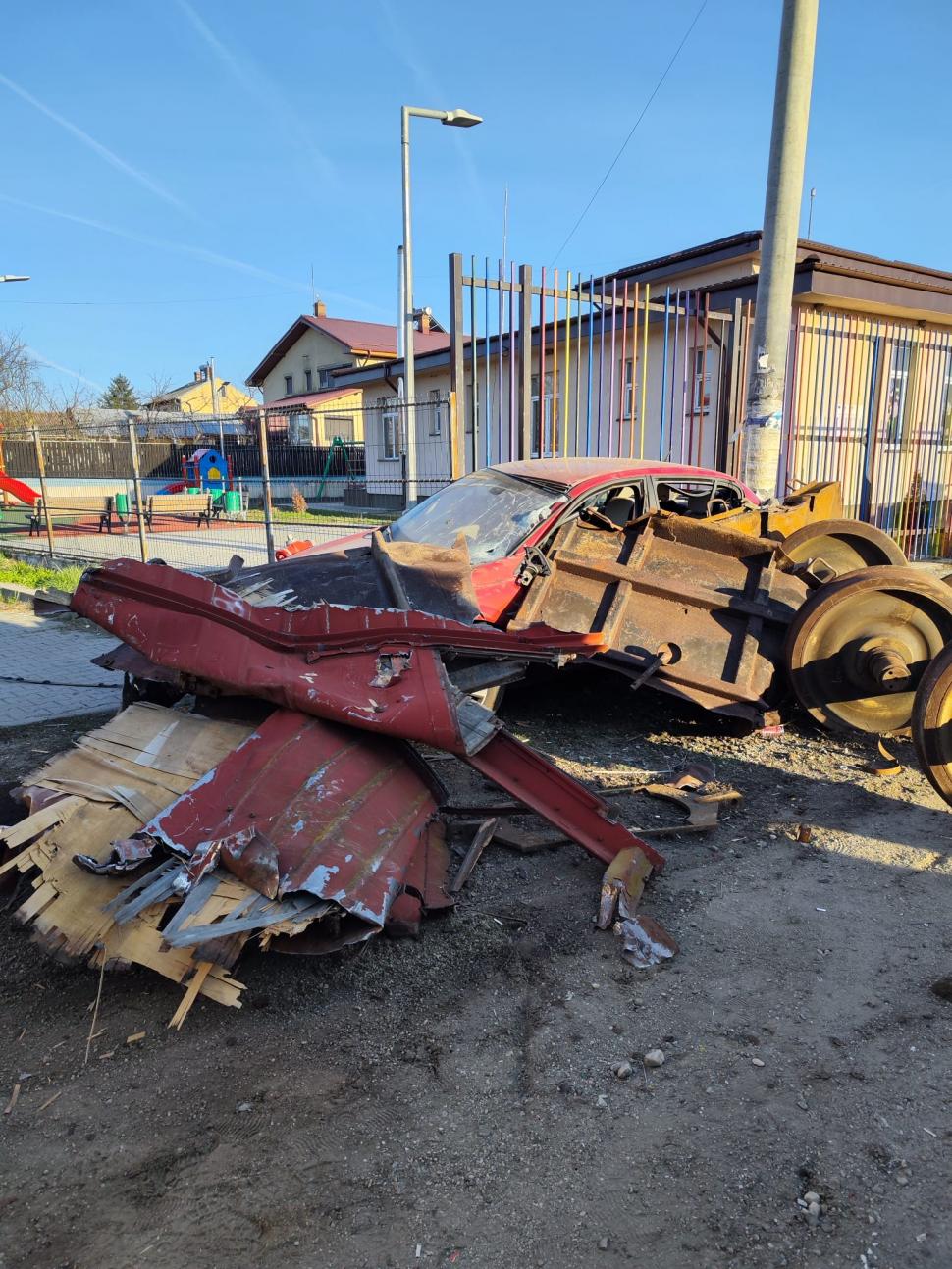 Un autotren încărcat cu fier vechi s-a răsturnat pe o şosea din Giurgiu. O maşină parcată în zonă a fost avariată 822486