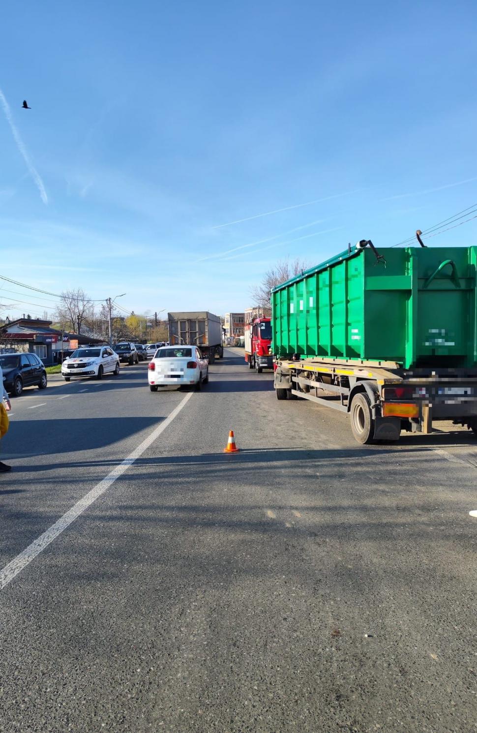 Un autotren încărcat cu fier vechi s-a răsturnat pe o şosea din Giurgiu. O maşină parcată în zonă a fost avariată 822487