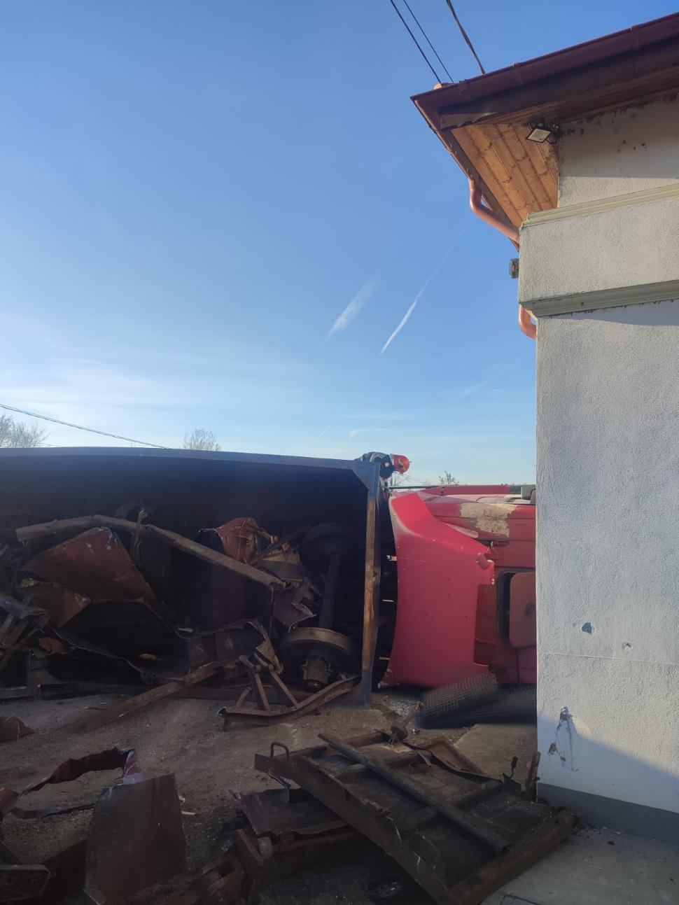 Un autotren încărcat cu fier vechi s-a răsturnat pe o şosea din Giurgiu. O maşină parcată în zonă a fost avariată 822488