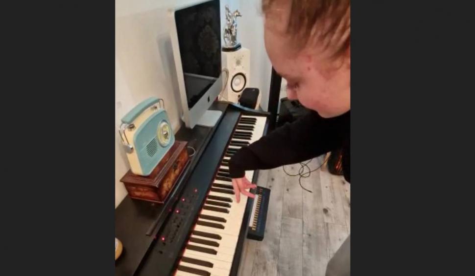 Imagini incredibile cu Alexia! | Fata cu brațele replantate a început să cânte la pian: "Câtă forţă și dorinţă de viaţă" 822528