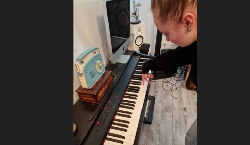 Imagini incredibile cu Alexia! | Fata cu brațele replantate a început să cânte la pian: "Câtă forţă și dorinţă de viaţă" 822529