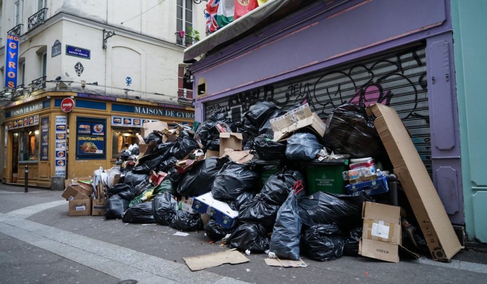 Munţi de gunoaie pe străzile din Paris | Angajaţii de la salubritate sunt în a opta zi de grevă