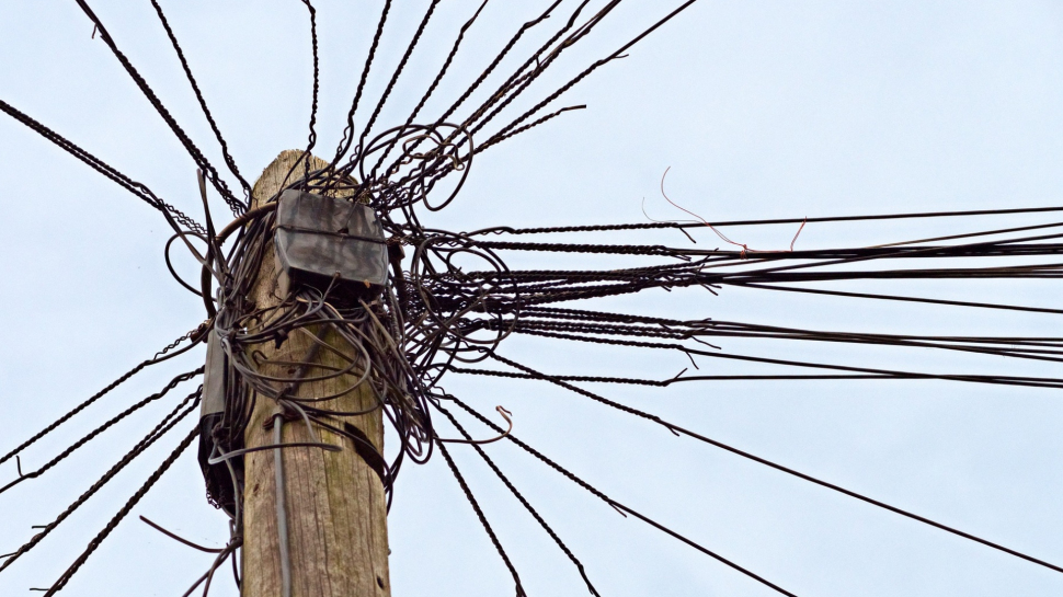 Cablurile de pe stâlpii din cinci sectoare din Bucureşti vor fi eliminate. Ce zone sunt vizate