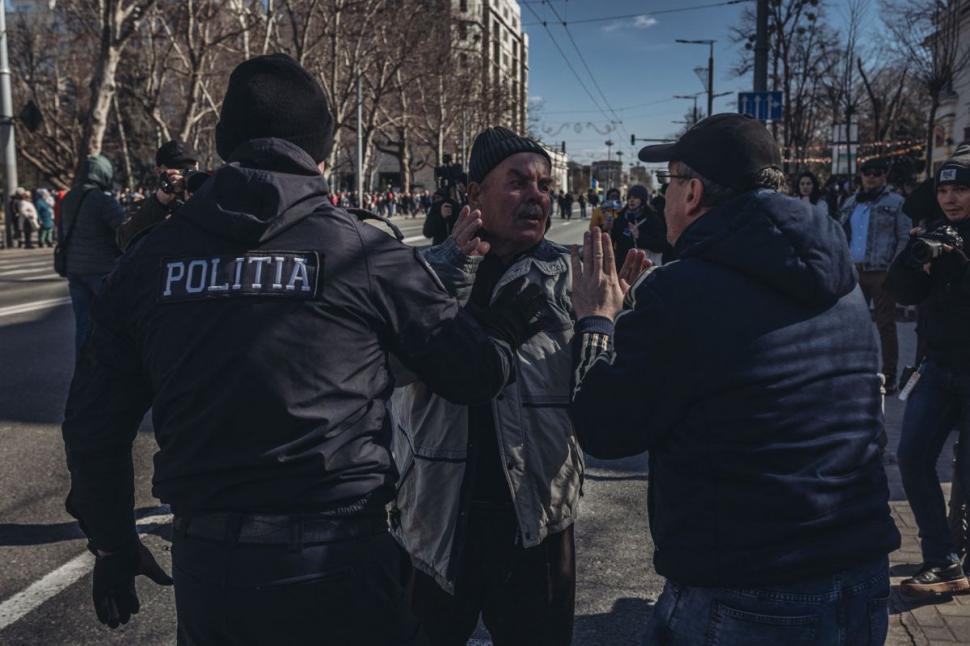 Moscova manevrează protestele de la Chișinău. Un polițist infiltrat între manifestanți primește indicații de la un agent rus 822335