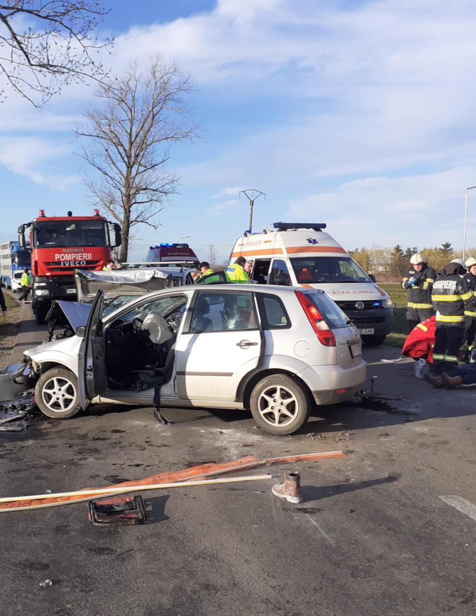 Un bărbat a murit, iar doi copii au ajuns la spital, după un accident produs în Arad 822727