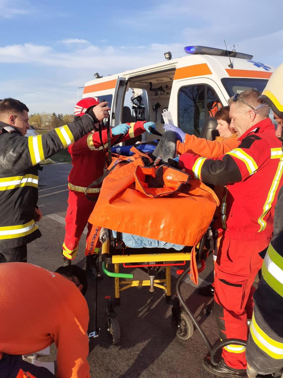 Un bărbat a murit, iar doi copii au ajuns la spital, după un accident produs în Arad 822728