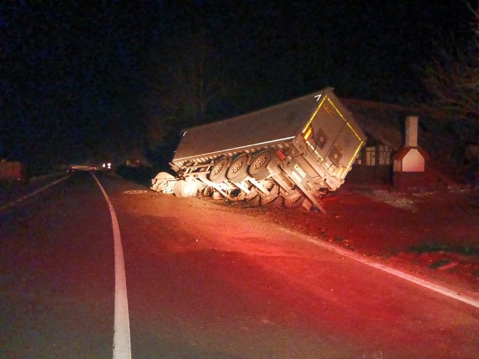 Camion încărcat cu cereale, răsturnat pe DN 13, Braşov. Traficul se desfășoară alternativ pe un singur sens 822758