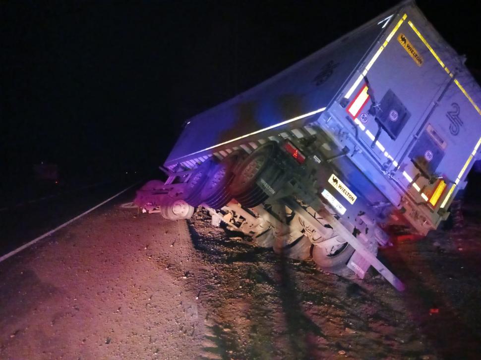 Camion încărcat cu cereale, răsturnat pe DN 13, Braşov. Traficul se desfășoară alternativ pe un singur sens 822759