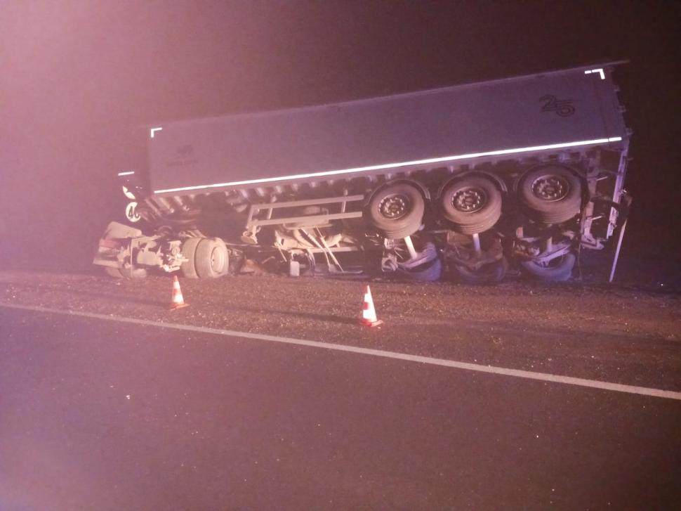 Camion încărcat cu cereale, răsturnat pe DN 13, Braşov. Traficul se desfășoară alternativ pe un singur sens 822760