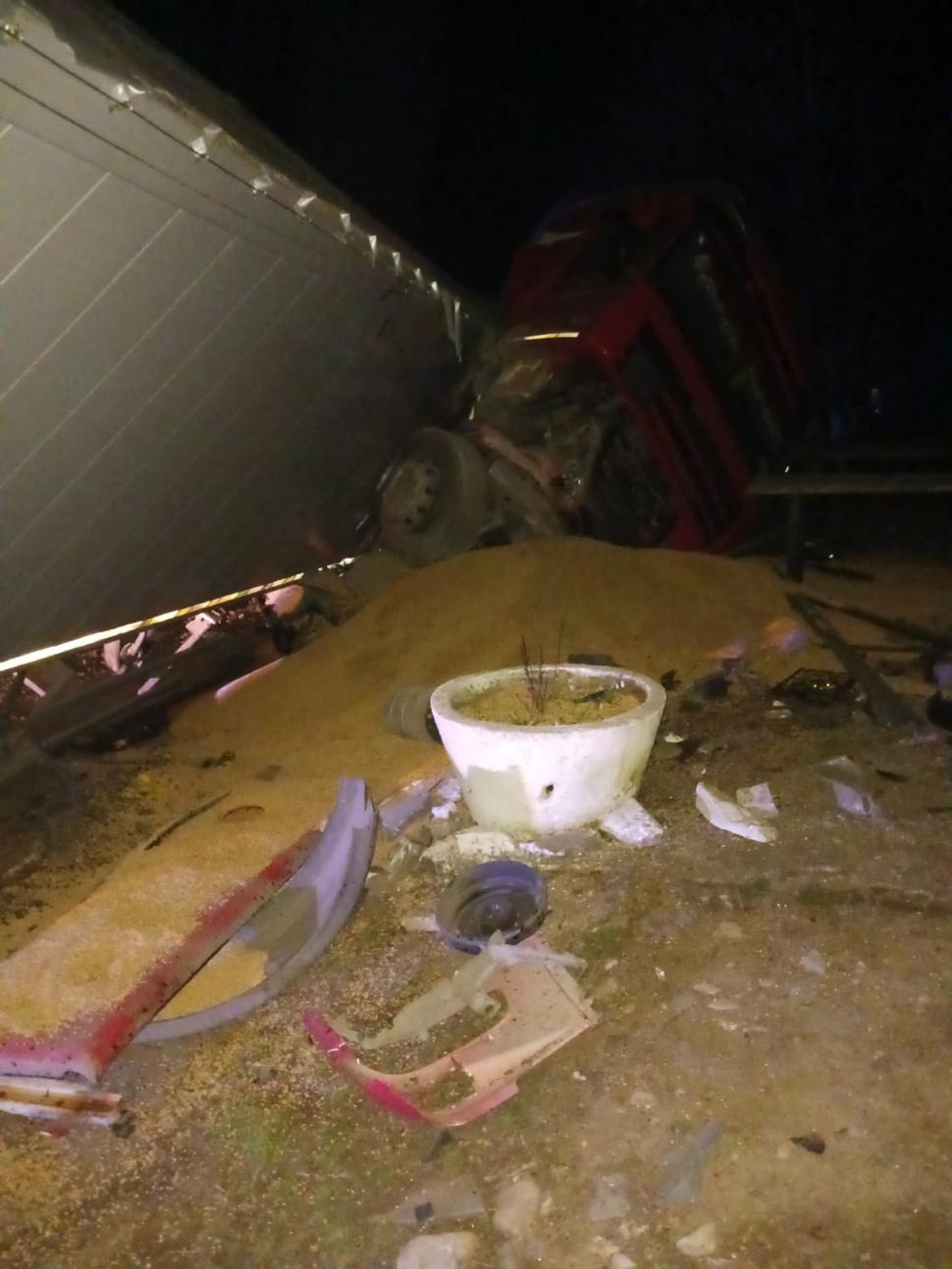 Camion încărcat cu cereale, răsturnat pe DN 13, Braşov. Traficul se desfășoară alternativ pe un singur sens 822761