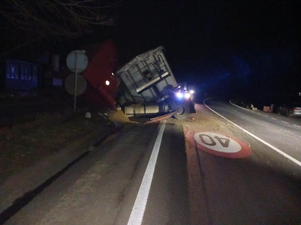 Camion încărcat cu cereale, răsturnat pe DN 13, Braşov. Traficul se desfășoară alternativ pe un singur sens 822762