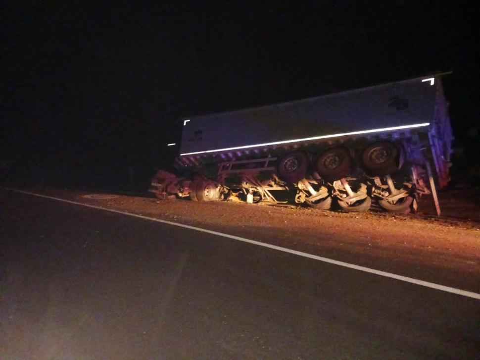 Camion încărcat cu cereale, răsturnat pe DN 13, Braşov. Traficul se desfășoară alternativ pe un singur sens 822763